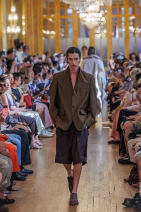 Hed Mayner Men s Spring Summer 2027 Fashion Show: Model walking the runway during the Hed Mayner men s ready-to-wear Spring Summer 2027 fashion show at Paris Fashion Week 457709 June 27, 2026  Copyright: xSebastienxFremontx xStarfacex STAR_457709_032