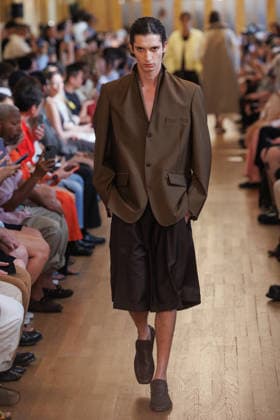 Hed Mayner Men s Spring Summer 2027 Fashion Show: Model walking the runway during the Hed Mayner men s ready-to-wear Spring Summer 2027 fashion show at Paris Fashion Week 457709 June 27, 2026  Copyright: xSebastienxFremontx xStarfacex STAR_457709_033