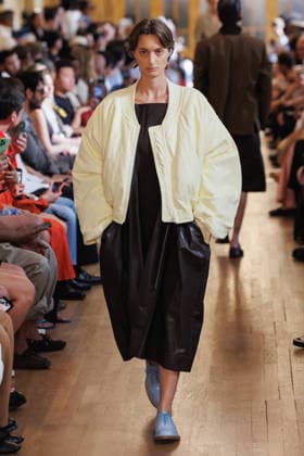 Hed Mayner Men s Spring Summer 2027 Fashion Show: Model walking the runway during the Hed Mayner men s ready-to-wear Spring Summer 2027 fashion show at Paris Fashion Week 457709 June 27, 2026  Copyright: xSebastienxFremontx xStarfacex STAR_457709_035