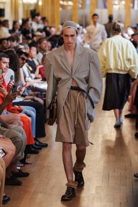 Hed Mayner Men s Spring Summer 2027 Fashion Show: Model walking the runway during the Hed Mayner men s ready-to-wear Spring Summer 2027 fashion show at Paris Fashion Week 457709 June 27, 2026  Copyright: xSebastienxFremontx xStarfacex STAR_457709_037