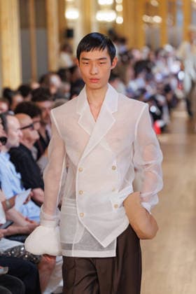 Hed Mayner Men s Spring Summer 2027 Fashion Show: Model walking the runway during the Hed Mayner men s ready-to-wear Spring Summer 2027 fashion show at Paris Fashion Week 457709 June 27, 2026  Copyright: xSebastienxFremontx xStarfacex STAR_457709_040