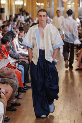 Hed Mayner Men s Spring Summer 2027 Fashion Show: Model walking the runway during the Hed Mayner men s ready-to-wear Spring Summer 2027 fashion show at Paris Fashion Week 457709 June 27, 2026  Copyright: xSebastienxFremontx xStarfacex STAR_457709_041