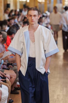 Hed Mayner Men s Spring Summer 2027 Fashion Show: Model walking the runway during the Hed Mayner men s ready-to-wear Spring Summer 2027 fashion show at Paris Fashion Week 457709 June 27, 2026  Copyright: xSebastienxFremontx xStarfacex STAR_457709_042