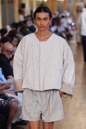 Hed Mayner Men s Spring Summer 2027 Fashion Show: Model walking the runway during the Hed Mayner men s ready-to-wear Spring Summer 2027 fashion show at Paris Fashion Week 457709 June 27, 2026  Copyright: xSebastienxFremontx xStarfacex STAR_457709_044