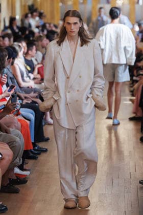 Hed Mayner Men s Spring Summer 2027 Fashion Show: Model walking the runway during the Hed Mayner men s ready-to-wear Spring Summer 2027 fashion show at Paris Fashion Week 457709 June 27, 2026  Copyright: xSebastienxFremontx xStarfacex STAR_457709_045