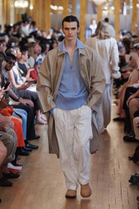 Hed Mayner Men s Spring Summer 2027 Fashion Show: Model walking the runway during the Hed Mayner men s ready-to-wear Spring Summer 2027 fashion show at Paris Fashion Week 457709 June 27, 2026  Copyright: xSebastienxFremontx xStarfacex STAR_457709_047
