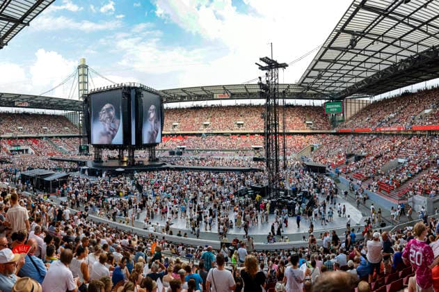 Publikum beim Helene Fischer Konzert 360Â° Stadion Tour im RheinEnergieStadion. Köln, 27.06.2026 (Hinweis: Verwendung nur redaktionell in Bezug auf das Konzert bzw. die aktuelle Tour) *** Audience at the Helene Fischer 360° Stadium Tour concert at the RheinEnergieStadion in Cologne, June 27, 2026. Note: For editorial use only in connection with the concert or the current tour. Foto:xR.xSchmiegeltx xFuturexImagex fischer_6602