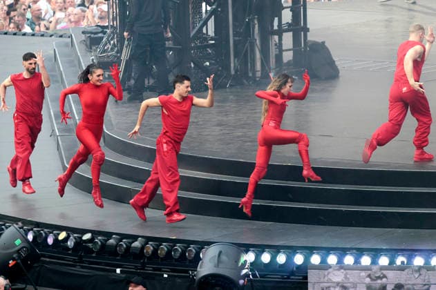 Tänzer beim Helene Fischer Konzert 360Â° Stadion Tour im RheinEnergieStadion. Köln, 27.06.2026 (Hinweis: Verwendung nur redaktionell in Bezug auf das Konzert bzw. die aktuelle Tour) *** Dancers at the Helene Fischer 360° Stadion Tour concert at the RheinEnergieStadion in Cologne, June 27, 2026. Note: For editorial use only in connection with the concert or the current tour. Foto:xR.xSchmiegeltx xFuturexImagex fischer_6606