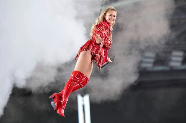 Helene Fischer live bei einem Konzert ihrer 360Â° Stadion Tour im RheinEnergieStadion. Köln, 27.06.2026 (Hinweis: Verwendung nur redaktionell in Bezug auf das Konzert bzw. die aktuelle Tour) *** Helene Fischer performing live at a concert on her 360° Stadium Tour at the RheinEnergieStadion in Cologne, June 27, 2026. Note: For editorial use only in connection with the concert or the current tour. Foto:xR.xSchmiegeltx xFuturexImagex fischer_6607