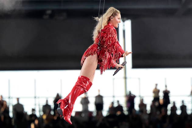 Helene Fischer live bei einem Konzert ihrer 360Â° Stadion Tour im RheinEnergieStadion. Köln, 27.06.2026 (Hinweis: Verwendung nur redaktionell in Bezug auf das Konzert bzw. die aktuelle Tour) *** Helene Fischer performing live at a concert on her 360° Stadium Tour at the RheinEnergieStadion in Cologne, June 27, 2026. Note: For editorial use only in connection with the concert or the current tour. Foto:xR.xSchmiegeltx xFuturexImagex fischer_6609