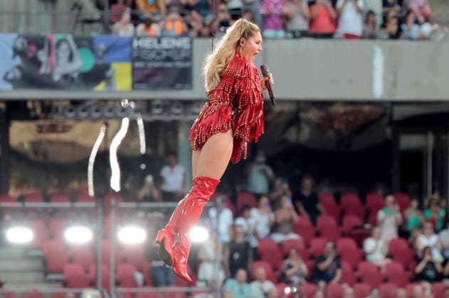 Helene Fischer live bei einem Konzert ihrer 360Â° Stadion Tour im RheinEnergieStadion. Köln, 27.06.2026 (Hinweis: Verwendung nur redaktionell in Bezug auf das Konzert bzw. die aktuelle Tour) *** Helene Fischer performing live at a concert on her 360° Stadium Tour at the RheinEnergieStadion in Cologne, June 27, 2026. Note: For editorial use only in connection with the concert or the current tour. Foto:xR.xSchmiegeltx xFuturexImagex fischer_6612