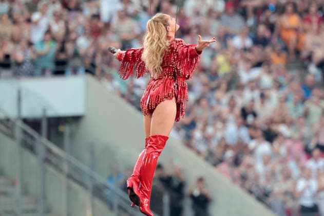 Helene Fischer live bei einem Konzert ihrer 360Â° Stadion Tour im RheinEnergieStadion. Köln, 27.06.2026 (Hinweis: Verwendung nur redaktionell in Bezug auf das Konzert bzw. die aktuelle Tour) *** Helene Fischer performing live at a concert on her 360° Stadium Tour at the RheinEnergieStadion in Cologne, June 27, 2026. Note: For editorial use only in connection with the concert or the current tour. Foto:xR.xSchmiegeltx xFuturexImagex fischer_6613