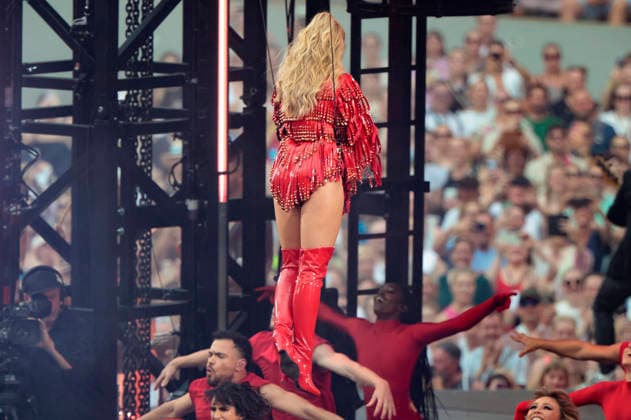 Helene Fischer live bei einem Konzert ihrer 360Â° Stadion Tour im RheinEnergieStadion. Köln, 27.06.2026 (Hinweis: Verwendung nur redaktionell in Bezug auf das Konzert bzw. die aktuelle Tour) *** Helene Fischer performing live at a concert on her 360° Stadium Tour at the RheinEnergieStadion in Cologne, June 27, 2026. Note: For editorial use only in connection with the concert or the current tour. Foto:xR.xSchmiegeltx xFuturexImagex fischer_6614