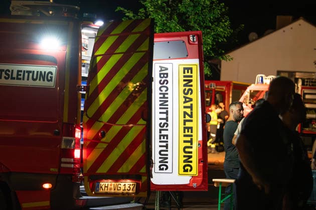 Waldbrand bei Traisen entwickelt sich zu Großschadenslage Am Samstag, dem 27.06.2026, kam es im Bereich des Fernsehturms bei Traisen in der Verbandsgemeinde Rüdesheim zu einem großflächigen Waldbrand. Das Feuer breitete sich in einem schwer zugänglichen, kampfmittelbelasteten Waldgebiet aus und erfasste nach Angaben der Einsatzleitung bis in die Nacht rund 37.000 Quadratmeter Waldfläche. Aufgrund der Gefahr durch mögliche Altmunition mussten Einsatzkräfte aus dem unmittelbaren Gefahrenbereich zurückgezogen werden. Die Brandbekämpfung erfolgte aus sicherer Entfernung unter anderem mit Spezialtechnik, einem Polizeihubschrauber sowie dem ferngesteuerten Löschroboter Magirus Wolf R1. Mehr als 300 Einsatzkräfte von Feuerwehren,