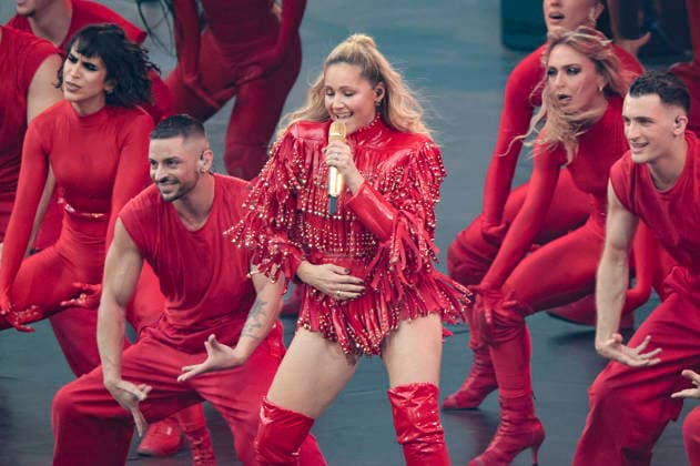 Helene Fischer live bei einem Konzert ihrer 360Â° Stadion Tour im RheinEnergieStadion. Köln, 27.06.2026 (Hinweis: Verwendung nur redaktionell in Bezug auf das Konzert bzw. die aktuelle Tour) *** Helene Fischer performing live at a concert on her 360° Stadium Tour at the RheinEnergieStadion in Cologne, June 27, 2026. Note: For editorial use only in connection with the concert or the current tour. Foto:xR.xSchmiegeltx xFuturexImagex fischer_6618
