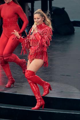 Helene Fischer live bei einem Konzert ihrer 360Â° Stadion Tour im RheinEnergieStadion. Köln, 27.06.2026 (Hinweis: Verwendung nur redaktionell in Bezug auf das Konzert bzw. die aktuelle Tour) *** Helene Fischer performing live at a concert on her 360° Stadium Tour at the RheinEnergieStadion in Cologne, June 27, 2026. Note: For editorial use only in connection with the concert or the current tour. Foto:xR.xSchmiegeltx xFuturexImagex fischer_6623