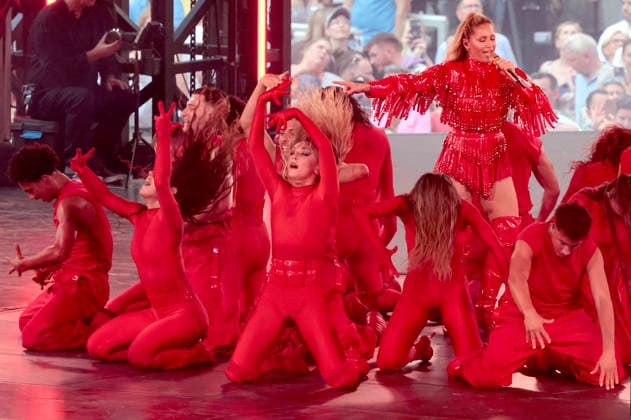 Helene Fischer live bei einem Konzert ihrer 360Â° Stadion Tour im RheinEnergieStadion. Köln, 27.06.2026 (Hinweis: Verwendung nur redaktionell in Bezug auf das Konzert bzw. die aktuelle Tour) *** Helene Fischer performing live at a concert on her 360° Stadium Tour at the RheinEnergieStadion in Cologne, June 27, 2026. Note: For editorial use only in connection with the concert or the current tour. Foto:xR.xSchmiegeltx xFuturexImagex fischer_6630