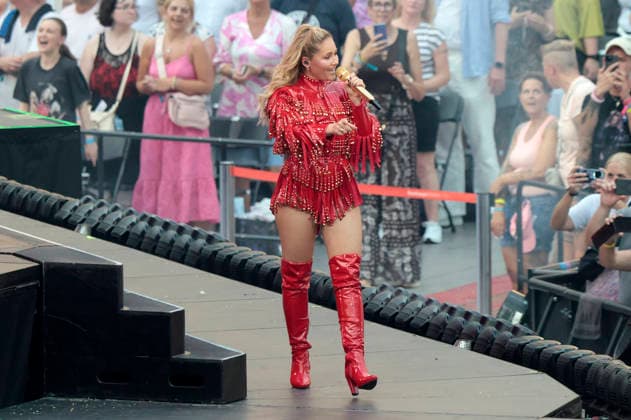 Helene Fischer live bei einem Konzert ihrer 360Â° Stadion Tour im RheinEnergieStadion. Köln, 27.06.2026 (Hinweis: Verwendung nur redaktionell in Bezug auf das Konzert bzw. die aktuelle Tour) *** Helene Fischer performing live at a concert on her 360° Stadium Tour at the RheinEnergieStadion in Cologne, June 27, 2026. Note: For editorial use only in connection with the concert or the current tour. Foto:xR.xSchmiegeltx xFuturexImagex fischer_6633