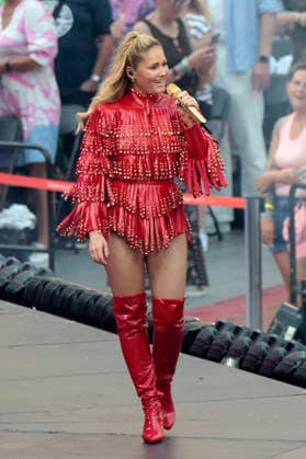 Helene Fischer live bei einem Konzert ihrer 360Â° Stadion Tour im RheinEnergieStadion. Köln, 27.06.2026 (Hinweis: Verwendung nur redaktionell in Bezug auf das Konzert bzw. die aktuelle Tour) *** Helene Fischer performing live at a concert on her 360° Stadium Tour at the RheinEnergieStadion in Cologne, June 27, 2026. Note: For editorial use only in connection with the concert or the current tour. Foto:xR.xSchmiegeltx xFuturexImagex fischer_6634