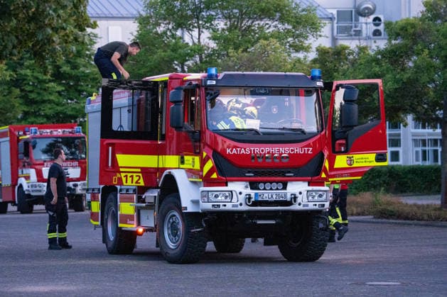 Waldbrand bei Traisen entwickelt sich zu Großschadenslage Am Samstag, dem 27.06.2026, kam es im Bereich des Fernsehturms bei Traisen in der Verbandsgemeinde Rüdesheim zu einem großflächigen Waldbrand. Das Feuer breitete sich in einem schwer zugänglichen, kampfmittelbelasteten Waldgebiet aus und erfasste nach Angaben der Einsatzleitung bis in die Nacht rund 37.000 Quadratmeter Waldfläche. Aufgrund der Gefahr durch mögliche Altmunition mussten Einsatzkräfte aus dem unmittelbaren Gefahrenbereich zurückgezogen werden. Die Brandbekämpfung erfolgte aus sicherer Entfernung unter anderem mit Spezialtechnik, einem Polizeihubschrauber sowie dem ferngesteuerten Löschroboter Magirus Wolf R1. Mehr als 300 Einsatzkräfte von Feuerwehren,