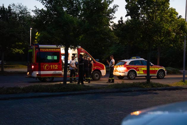 Waldbrand bei Traisen entwickelt sich zu Großschadenslage Am Samstag, dem 27.06.2026, kam es im Bereich des Fernsehturms bei Traisen in der Verbandsgemeinde Rüdesheim zu einem großflächigen Waldbrand. Das Feuer breitete sich in einem schwer zugänglichen, kampfmittelbelasteten Waldgebiet aus und erfasste nach Angaben der Einsatzleitung bis in die Nacht rund 37.000 Quadratmeter Waldfläche. Aufgrund der Gefahr durch mögliche Altmunition mussten Einsatzkräfte aus dem unmittelbaren Gefahrenbereich zurückgezogen werden. Die Brandbekämpfung erfolgte aus sicherer Entfernung unter anderem mit Spezialtechnik, einem Polizeihubschrauber sowie dem ferngesteuerten Löschroboter Magirus Wolf R1. Mehr als 300 Einsatzkräfte von Feuerwehren,