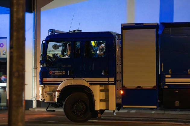 Waldbrand bei Traisen entwickelt sich zu Großschadenslage Am Samstag, dem 27.06.2026, kam es im Bereich des Fernsehturms bei Traisen in der Verbandsgemeinde Rüdesheim zu einem großflächigen Waldbrand. Das Feuer breitete sich in einem schwer zugänglichen, kampfmittelbelasteten Waldgebiet aus und erfasste nach Angaben der Einsatzleitung bis in die Nacht rund 37.000 Quadratmeter Waldfläche. Aufgrund der Gefahr durch mögliche Altmunition mussten Einsatzkräfte aus dem unmittelbaren Gefahrenbereich zurückgezogen werden. Die Brandbekämpfung erfolgte aus sicherer Entfernung unter anderem mit Spezialtechnik, einem Polizeihubschrauber sowie dem ferngesteuerten Löschroboter Magirus Wolf R1. Mehr als 300 Einsatzkräfte von Feuerwehren,