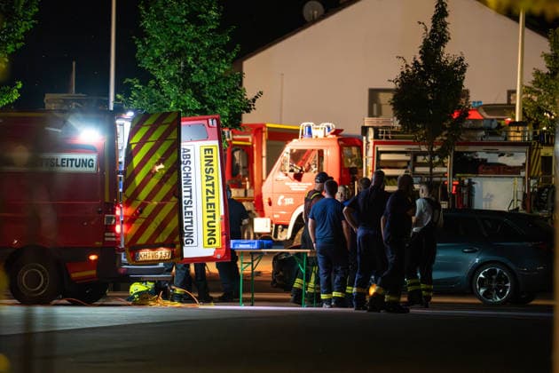 Waldbrand bei Traisen entwickelt sich zu Großschadenslage Am Samstag, dem 27.06.2026, kam es im Bereich des Fernsehturms bei Traisen in der Verbandsgemeinde Rüdesheim zu einem großflächigen Waldbrand. Das Feuer breitete sich in einem schwer zugänglichen, kampfmittelbelasteten Waldgebiet aus und erfasste nach Angaben der Einsatzleitung bis in die Nacht rund 37.000 Quadratmeter Waldfläche. Aufgrund der Gefahr durch mögliche Altmunition mussten Einsatzkräfte aus dem unmittelbaren Gefahrenbereich zurückgezogen werden. Die Brandbekämpfung erfolgte aus sicherer Entfernung unter anderem mit Spezialtechnik, einem Polizeihubschrauber sowie dem ferngesteuerten Löschroboter Magirus Wolf R1. Mehr als 300 Einsatzkräfte von Feuerwehren,