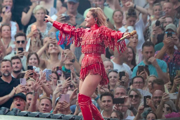 Helene Fischer live bei einem Konzert ihrer 360Â° Stadion Tour im RheinEnergieStadion. Köln, 27.06.2026 (Hinweis: Verwendung nur redaktionell in Bezug auf das Konzert bzw. die aktuelle Tour) *** Helene Fischer performing live at a concert on her 360° Stadium Tour at the RheinEnergieStadion in Cologne, June 27, 2026. Note: For editorial use only in connection with the concert or the current tour. Foto:xR.xSchmiegeltx xFuturexImagex fischer_6644