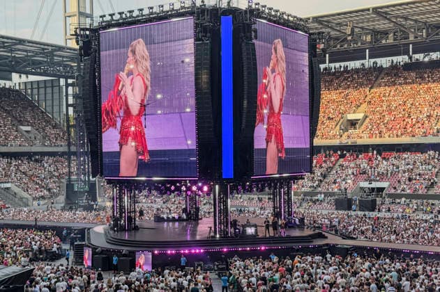 Helene Fischer live bei einem Konzert ihrer 360Â° Stadion Tour im RheinEnergieStadion. Köln, 27.06.2026 (Hinweis: Verwendung nur redaktionell in Bezug auf das Konzert bzw. die aktuelle Tour) *** Helene Fischer performing live at a concert on her 360° Stadium Tour at the RheinEnergieStadion in Cologne, June 27, 2026. Note: For editorial use only in connection with the concert or the current tour. Foto:xR.xSchmiegeltx xFuturexImagex fischer_6645