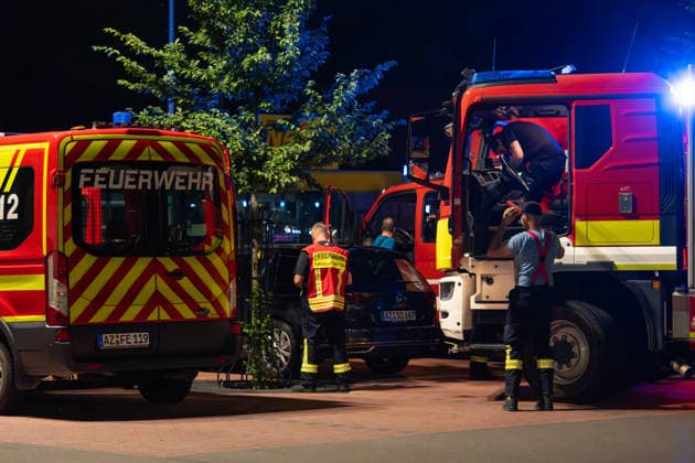 Waldbrand bei Traisen entwickelt sich zu Großschadenslage Am Samstag, dem 27.06.2026, kam es im Bereich des Fernsehturms bei Traisen in der Verbandsgemeinde Rüdesheim zu einem großflächigen Waldbrand. Das Feuer breitete sich in einem schwer zugänglichen, kampfmittelbelasteten Waldgebiet aus und erfasste nach Angaben der Einsatzleitung bis in die Nacht rund 37.000 Quadratmeter Waldfläche. Aufgrund der Gefahr durch mögliche Altmunition mussten Einsatzkräfte aus dem unmittelbaren Gefahrenbereich zurückgezogen werden. Die Brandbekämpfung erfolgte aus sicherer Entfernung unter anderem mit Spezialtechnik, einem Polizeihubschrauber sowie dem ferngesteuerten Löschroboter Magirus Wolf R1. Mehr als 300 Einsatzkräfte von Feuerwehren,
