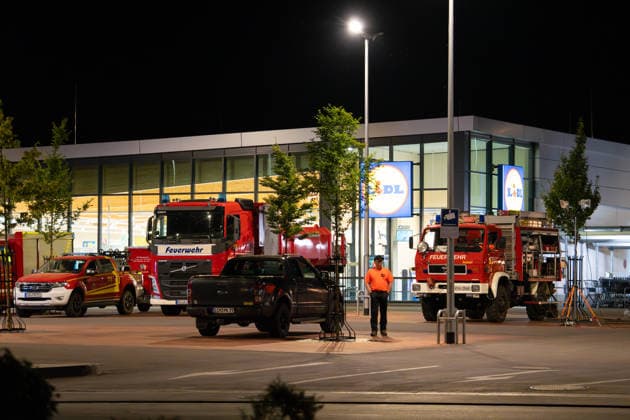 Waldbrand bei Traisen entwickelt sich zu Großschadenslage Am Samstag, dem 27.06.2026, kam es im Bereich des Fernsehturms bei Traisen in der Verbandsgemeinde Rüdesheim zu einem großflächigen Waldbrand. Das Feuer breitete sich in einem schwer zugänglichen, kampfmittelbelasteten Waldgebiet aus und erfasste nach Angaben der Einsatzleitung bis in die Nacht rund 37.000 Quadratmeter Waldfläche. Aufgrund der Gefahr durch mögliche Altmunition mussten Einsatzkräfte aus dem unmittelbaren Gefahrenbereich zurückgezogen werden. Die Brandbekämpfung erfolgte aus sicherer Entfernung unter anderem mit Spezialtechnik, einem Polizeihubschrauber sowie dem ferngesteuerten Löschroboter Magirus Wolf R1. Mehr als 300 Einsatzkräfte von Feuerwehren,