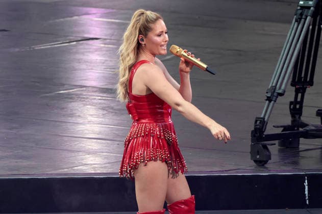Helene Fischer live bei einem Konzert ihrer 360Â° Stadion Tour im RheinEnergieStadion. Köln, 27.06.2026 (Hinweis: Verwendung nur redaktionell in Bezug auf das Konzert bzw. die aktuelle Tour) *** Helene Fischer performing live at a concert on her 360° Stadium Tour at the RheinEnergieStadion in Cologne, June 27, 2026. Note: For editorial use only in connection with the concert or the current tour. Foto:xR.xSchmiegeltx xFuturexImagex fischer_6653