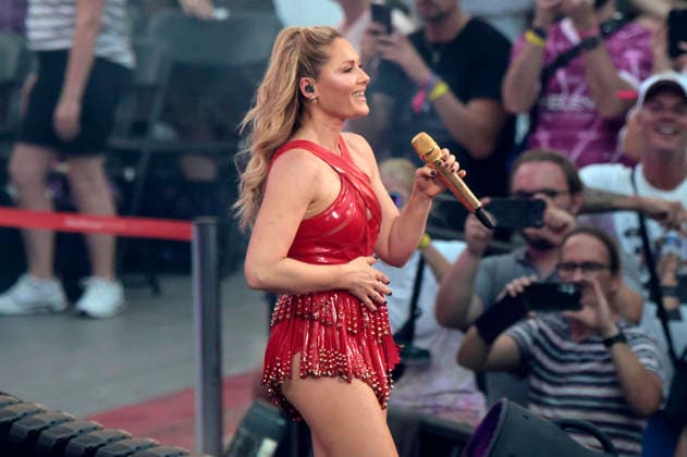 Helene Fischer live bei einem Konzert ihrer 360Â° Stadion Tour im RheinEnergieStadion. Köln, 27.06.2026 (Hinweis: Verwendung nur redaktionell in Bezug auf das Konzert bzw. die aktuelle Tour) *** Helene Fischer performing live at a concert on her 360° Stadium Tour at the RheinEnergieStadion in Cologne, June 27, 2026. Note: For editorial use only in connection with the concert or the current tour. Foto:xR.xSchmiegeltx xFuturexImagex fischer_6658