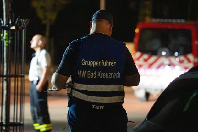 Waldbrand bei Traisen entwickelt sich zu Großschadenslage Am Samstag, dem 27.06.2026, kam es im Bereich des Fernsehturms bei Traisen in der Verbandsgemeinde Rüdesheim zu einem großflächigen Waldbrand. Das Feuer breitete sich in einem schwer zugänglichen, kampfmittelbelasteten Waldgebiet aus und erfasste nach Angaben der Einsatzleitung bis in die Nacht rund 37.000 Quadratmeter Waldfläche. Aufgrund der Gefahr durch mögliche Altmunition mussten Einsatzkräfte aus dem unmittelbaren Gefahrenbereich zurückgezogen werden. Die Brandbekämpfung erfolgte aus sicherer Entfernung unter anderem mit Spezialtechnik, einem Polizeihubschrauber sowie dem ferngesteuerten Löschroboter Magirus Wolf R1. Mehr als 300 Einsatzkräfte von Feuerwehren,