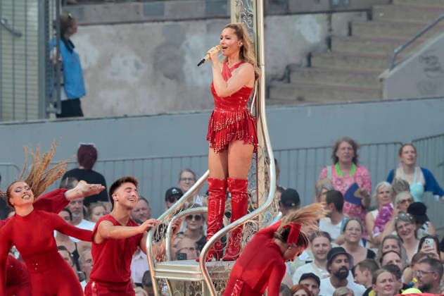 Helene Fischer live bei einem Konzert ihrer 360Â° Stadion Tour im RheinEnergieStadion. Köln, 27.06.2026 (Hinweis: Verwendung nur redaktionell in Bezug auf das Konzert bzw. die aktuelle Tour) *** Helene Fischer performing live at a concert on her 360° Stadium Tour at the RheinEnergieStadion in Cologne, June 27, 2026. Note: For editorial use only in connection with the concert or the current tour. Foto:xR.xSchmiegeltx xFuturexImagex fischer_6674
