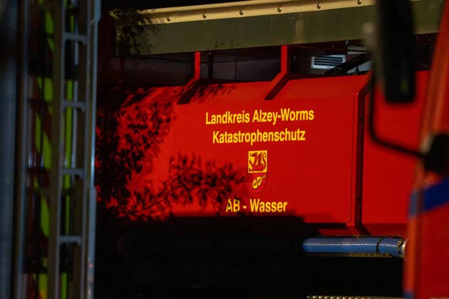 Waldbrand bei Traisen entwickelt sich zu Großschadenslage Am Samstag, dem 27.06.2026, kam es im Bereich des Fernsehturms bei Traisen in der Verbandsgemeinde Rüdesheim zu einem großflächigen Waldbrand. Das Feuer breitete sich in einem schwer zugänglichen, kampfmittelbelasteten Waldgebiet aus und erfasste nach Angaben der Einsatzleitung bis in die Nacht rund 37.000 Quadratmeter Waldfläche. Aufgrund der Gefahr durch mögliche Altmunition mussten Einsatzkräfte aus dem unmittelbaren Gefahrenbereich zurückgezogen werden. Die Brandbekämpfung erfolgte aus sicherer Entfernung unter anderem mit Spezialtechnik, einem Polizeihubschrauber sowie dem ferngesteuerten Löschroboter Magirus Wolf R1. Mehr als 300 Einsatzkräfte von Feuerwehren,