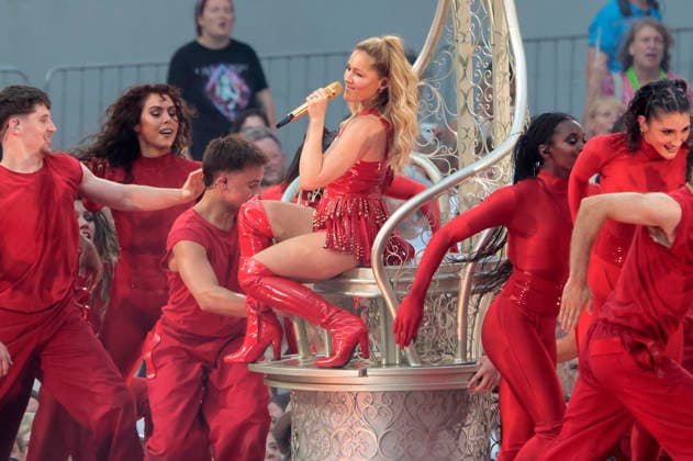 Helene Fischer live bei einem Konzert ihrer 360Â° Stadion Tour im RheinEnergieStadion. Köln, 27.06.2026 (Hinweis: Verwendung nur redaktionell in Bezug auf das Konzert bzw. die aktuelle Tour) *** Helene Fischer performing live at a concert on her 360° Stadium Tour at the RheinEnergieStadion in Cologne, June 27, 2026. Note: For editorial use only in connection with the concert or the current tour. Foto:xR.xSchmiegeltx xFuturexImagex fischer_6677