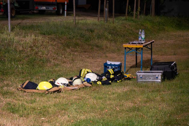 Waldbrand bei Traisen entwickelt sich zu Großschadenslage Am Samstag, dem 27.06.2026, kam es im Bereich des Fernsehturms bei Traisen in der Verbandsgemeinde Rüdesheim zu einem großflächigen Waldbrand. Das Feuer breitete sich in einem schwer zugänglichen, kampfmittelbelasteten Waldgebiet aus und erfasste nach Angaben der Einsatzleitung bis in die Nacht rund 37.000 Quadratmeter Waldfläche. Aufgrund der Gefahr durch mögliche Altmunition mussten Einsatzkräfte aus dem unmittelbaren Gefahrenbereich zurückgezogen werden. Die Brandbekämpfung erfolgte aus sicherer Entfernung unter anderem mit Spezialtechnik, einem Polizeihubschrauber sowie dem ferngesteuerten Löschroboter Magirus Wolf R1. Mehr als 300 Einsatzkräfte von Feuerwehren,