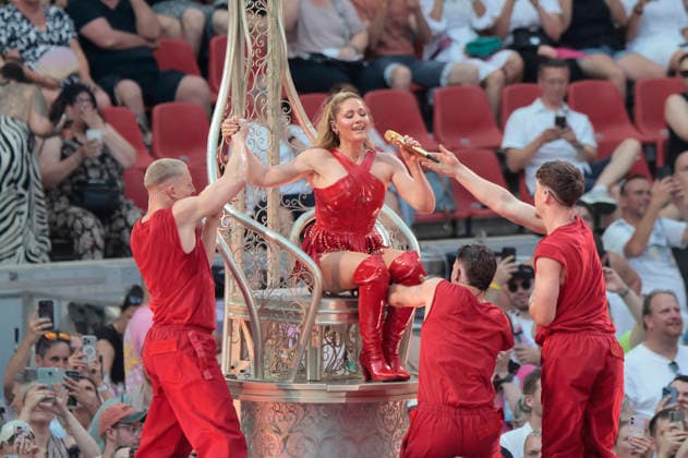 Helene Fischer live bei einem Konzert ihrer 360Â° Stadion Tour im RheinEnergieStadion. Köln, 27.06.2026 (Hinweis: Verwendung nur redaktionell in Bezug auf das Konzert bzw. die aktuelle Tour) *** Helene Fischer performing live at a concert on her 360° Stadium Tour at the RheinEnergieStadion in Cologne, June 27, 2026. Note: For editorial use only in connection with the concert or the current tour. Foto:xR.xSchmiegeltx xFuturexImagex fischer_6681