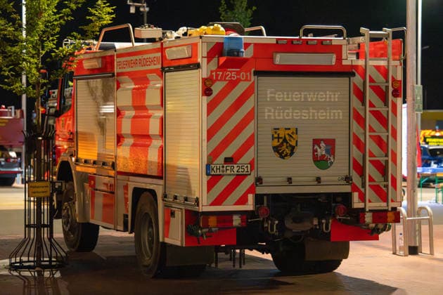 Waldbrand bei Traisen entwickelt sich zu Großschadenslage Am Samstag, dem 27.06.2026, kam es im Bereich des Fernsehturms bei Traisen in der Verbandsgemeinde Rüdesheim zu einem großflächigen Waldbrand. Das Feuer breitete sich in einem schwer zugänglichen, kampfmittelbelasteten Waldgebiet aus und erfasste nach Angaben der Einsatzleitung bis in die Nacht rund 37.000 Quadratmeter Waldfläche. Aufgrund der Gefahr durch mögliche Altmunition mussten Einsatzkräfte aus dem unmittelbaren Gefahrenbereich zurückgezogen werden. Die Brandbekämpfung erfolgte aus sicherer Entfernung unter anderem mit Spezialtechnik, einem Polizeihubschrauber sowie dem ferngesteuerten Löschroboter Magirus Wolf R1. Mehr als 300 Einsatzkräfte von Feuerwehren,