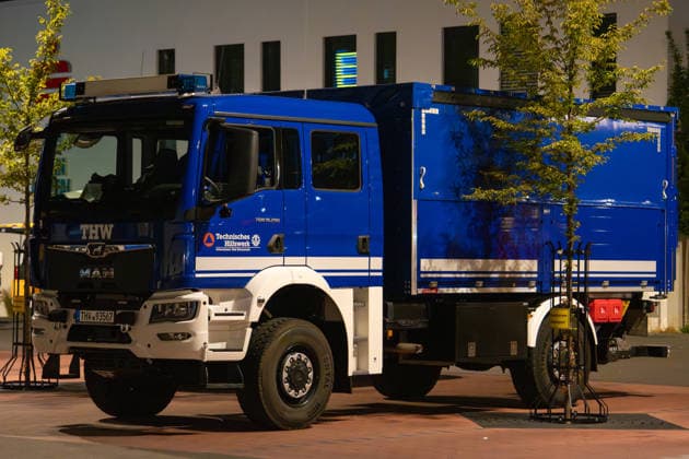 Waldbrand bei Traisen entwickelt sich zu Großschadenslage Am Samstag, dem 27.06.2026, kam es im Bereich des Fernsehturms bei Traisen in der Verbandsgemeinde Rüdesheim zu einem großflächigen Waldbrand. Das Feuer breitete sich in einem schwer zugänglichen, kampfmittelbelasteten Waldgebiet aus und erfasste nach Angaben der Einsatzleitung bis in die Nacht rund 37.000 Quadratmeter Waldfläche. Aufgrund der Gefahr durch mögliche Altmunition mussten Einsatzkräfte aus dem unmittelbaren Gefahrenbereich zurückgezogen werden. Die Brandbekämpfung erfolgte aus sicherer Entfernung unter anderem mit Spezialtechnik, einem Polizeihubschrauber sowie dem ferngesteuerten Löschroboter Magirus Wolf R1. Mehr als 300 Einsatzkräfte von Feuerwehren,
