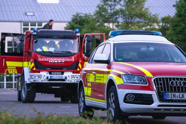 Waldbrand bei Traisen entwickelt sich zu Großschadenslage Am Samstag, dem 27.06.2026, kam es im Bereich des Fernsehturms bei Traisen in der Verbandsgemeinde Rüdesheim zu einem großflächigen Waldbrand. Das Feuer breitete sich in einem schwer zugänglichen, kampfmittelbelasteten Waldgebiet aus und erfasste nach Angaben der Einsatzleitung bis in die Nacht rund 37.000 Quadratmeter Waldfläche. Aufgrund der Gefahr durch mögliche Altmunition mussten Einsatzkräfte aus dem unmittelbaren Gefahrenbereich zurückgezogen werden. Die Brandbekämpfung erfolgte aus sicherer Entfernung unter anderem mit Spezialtechnik, einem Polizeihubschrauber sowie dem ferngesteuerten Löschroboter Magirus Wolf R1. Mehr als 300 Einsatzkräfte von Feuerwehren,