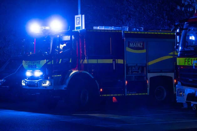 Waldbrand bei Traisen entwickelt sich zu Großschadenslage Am Samstag, dem 27.06.2026, kam es im Bereich des Fernsehturms bei Traisen in der Verbandsgemeinde Rüdesheim zu einem großflächigen Waldbrand. Das Feuer breitete sich in einem schwer zugänglichen, kampfmittelbelasteten Waldgebiet aus und erfasste nach Angaben der Einsatzleitung bis in die Nacht rund 37.000 Quadratmeter Waldfläche. Aufgrund der Gefahr durch mögliche Altmunition mussten Einsatzkräfte aus dem unmittelbaren Gefahrenbereich zurückgezogen werden. Die Brandbekämpfung erfolgte aus sicherer Entfernung unter anderem mit Spezialtechnik, einem Polizeihubschrauber sowie dem ferngesteuerten Löschroboter Magirus Wolf R1. Mehr als 300 Einsatzkräfte von Feuerwehren,