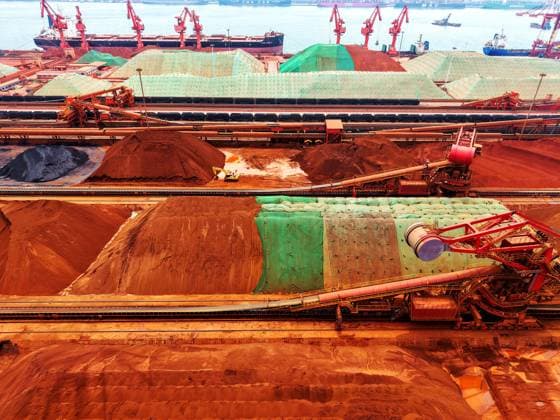 News Bilder des Tages Qingdao Port Ore Terminal Construction machinery is sorting and loading imported iron ore at the Qingdao Port Ore Terminal in Qingdao, Shandong Province, China on June 28, 2026. Qingdao Shandong China  Copyright: xCFOTOx i1782655942328