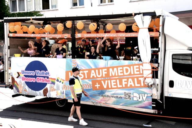Teilnehmer Muenchen 27.06.2026 CSD 2026 Christopher Street Day Polit Parade Demostrecke Frauenhoferstrasse Foto Muenchen *** Participants in Munich, June 27, 2026, CSD 2026, Christopher Street Day, Political Parade, Parade Route: Frauenhoferstrasse, Photo: Munich