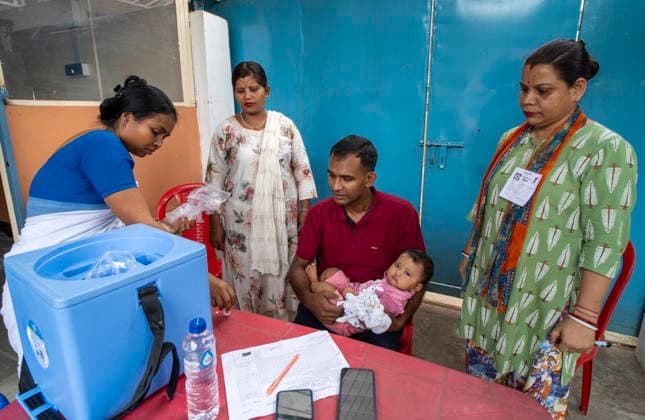 June 28, 2026: A healthcare worker prepares to administer oral polio vaccine drops to a child during a immunization campaign, in Guwahati, India on 28 June 2026. - ZUMAt232 20260628_zip_t232_004 Copyright: xDavidxTalukdarx