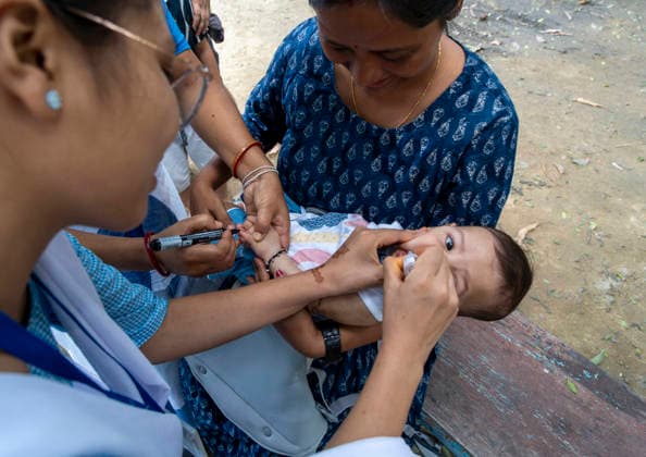 June 28, 2026: A health worker administers oral polio vaccine drops to a child during a immunization campaign, in Guwahati, India on 28 June 2026.  - ZUMAt232 20260628_zip_t232_009 Copyright: xDavidxTalukdarx