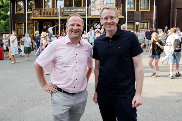 Toni Köppen und Daniel Günther bei der Premiere von Im Tal des Todes bei den Karl-May-Spielen 2026 im Freilichttheater am Kalkberg. Bad Segeberg, 27.06.2026 *** Toni Köppen and Daniel Günther at the premiere of *In the Valley of Death* at the 2026 Karl May Festival at the Kalkberg Open-Air Theater in Bad Segeberg, June 27, 2026 Foto:xgbrcix xFuturexImagex karl_may_6607