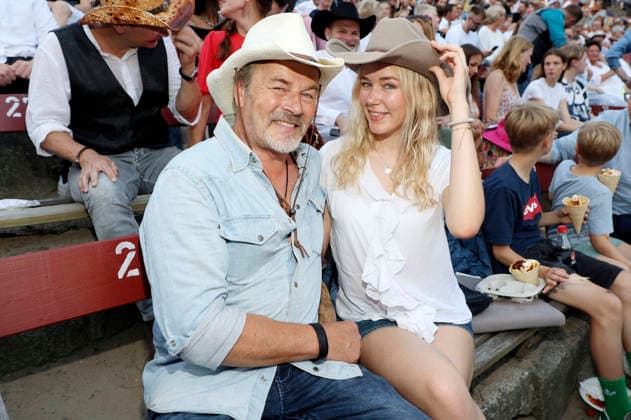 Till Demtröder und Lina Demtröder bei der Premiere von Im Tal des Todes bei den Karl-May-Spielen 2026 im Freilichttheater am Kalkberg. Bad Segeberg, 27.06.2026 *** Till Demtröder and Lina Demtröder at the premiere of *In the Valley of Death* at the 2026 Karl May Festival at the Kalkberg Open-Air Theater in Bad Segeberg, June 27, 2026 Foto:xgbrcix xFuturexImagex karl_may_6623