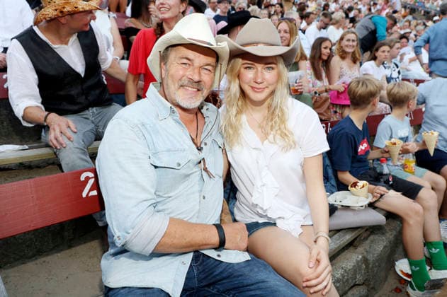 Till Demtröder und Lina Demtröder bei der Premiere von Im Tal des Todes bei den Karl-May-Spielen 2026 im Freilichttheater am Kalkberg. Bad Segeberg, 27.06.2026 *** Till Demtröder and Lina Demtröder at the premiere of *In the Valley of Death* at the 2026 Karl May Festival at the Kalkberg Open-Air Theater in Bad Segeberg, June 27, 2026 Foto:xgbrcix xFuturexImagex karl_may_6624